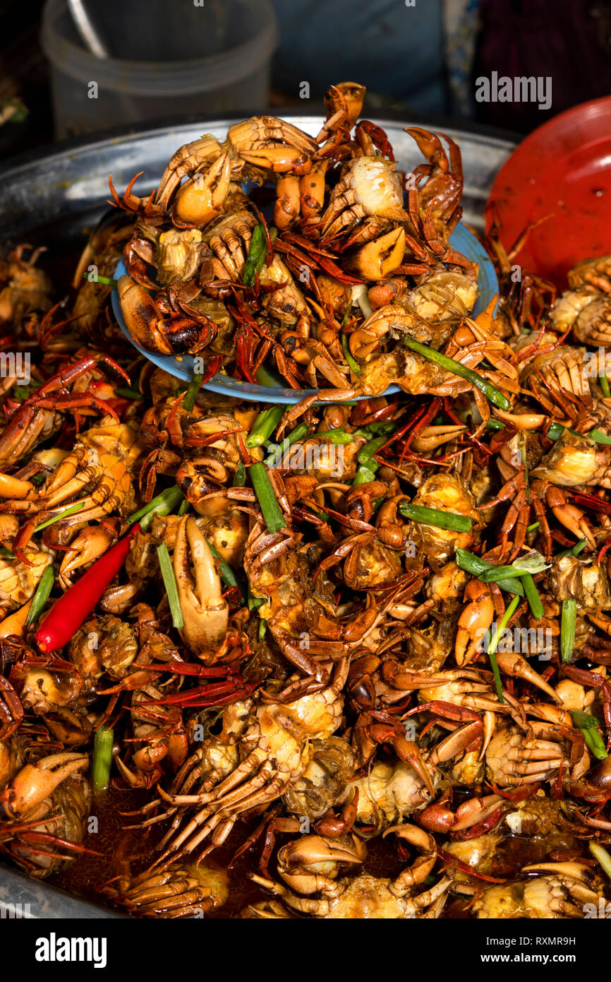 Kambodscha, Phnom Penh, Oudong, Lebensmittelmarkt, Frau markt Unternehmer, gewürzt kleine Krebse mit Frühlingszwiebeln und Chilis Stockfoto