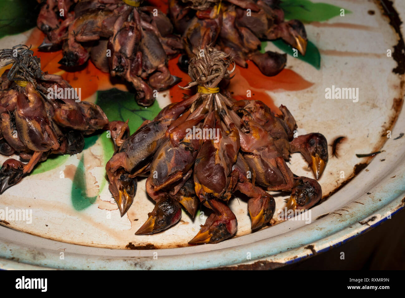 Kambodscha, Phnom Penh, Oudong, Lebensmittelmarkt, Bush Fleisch, bündelt der gekochten kleine Vögel zum Verkauf zu essen Stockfoto