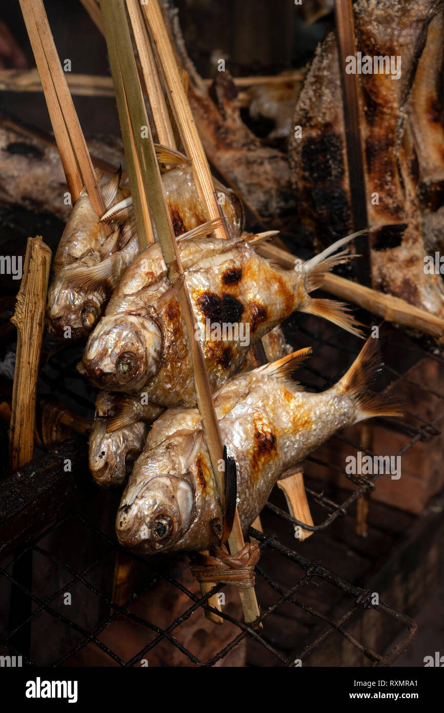 Kambodscha, Phnom Penh, Oudong, Lebensmittelmarkt, gegrillten Fluss Fisch in Bambus zur Veräußerung gehalten zu essen Stockfoto