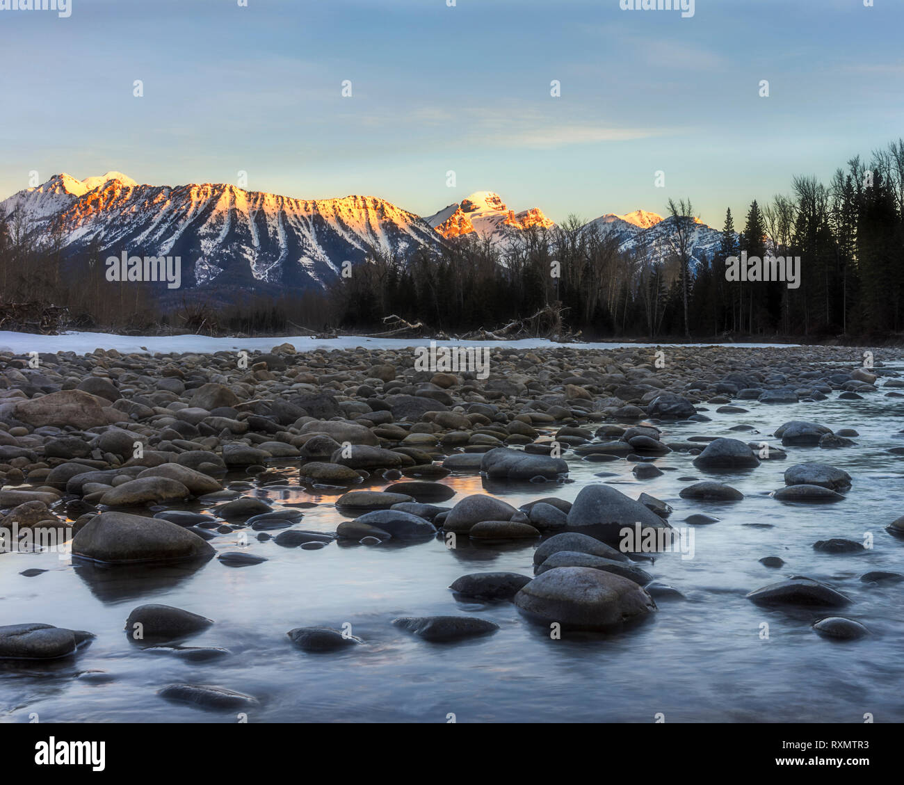 Ein winter Sonnenaufgang auf der Elk River Richtung Mount Fernie und die Drei Schwestern, Fernie, BC, Kanada Stockfoto