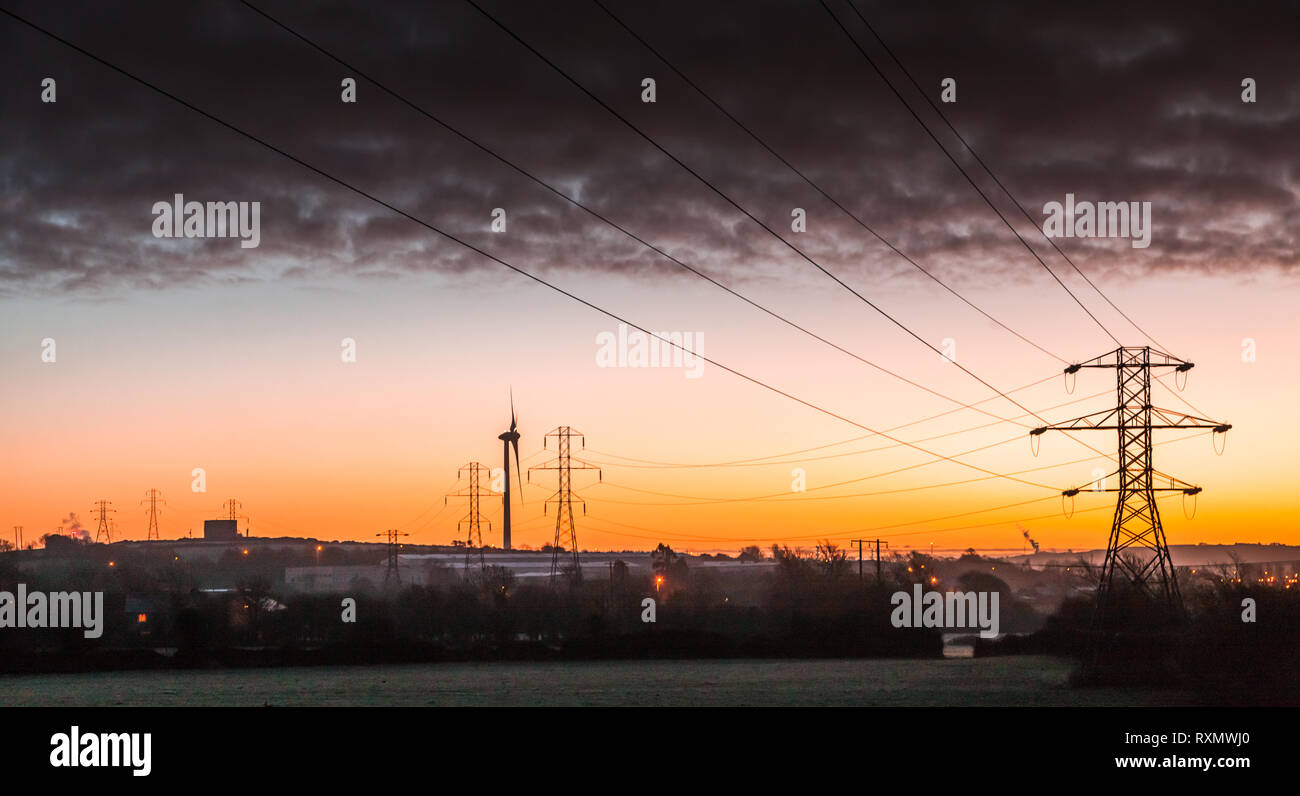 Ringaskiddy, Cork, Irland. Dezember, 2016 20. Strommasten mit hohen Spannung Strom überall in der Landschaft im ländlichen Raum außerhalb Ringaskiddy Stockfoto