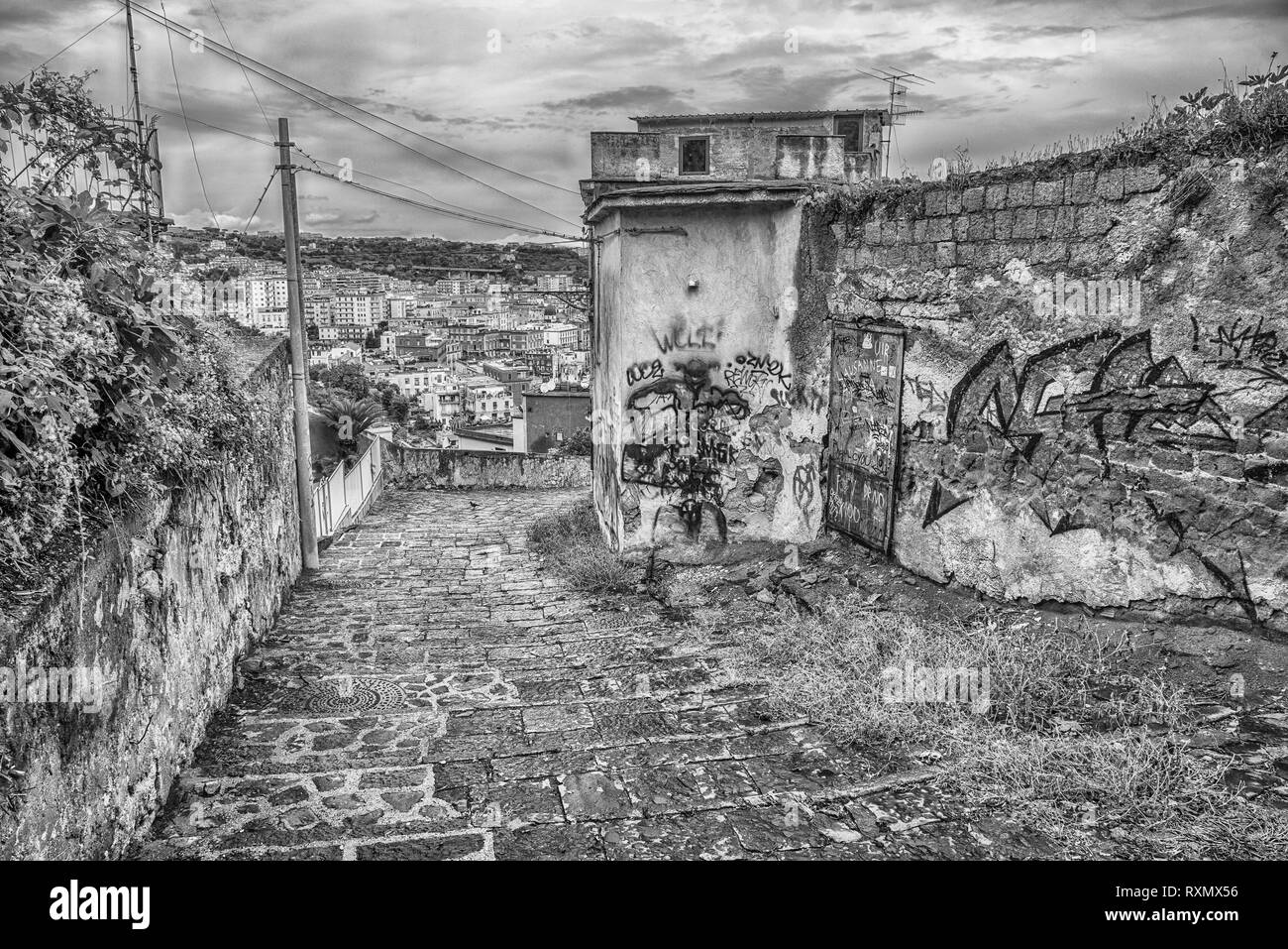 Neapel, Italien - 16 August, 2015: Blick über die Dächer von Neapel. Stadt Neapel von den Treppen mit dem Vesuv im Hintergrund zu sehen. Stockfoto