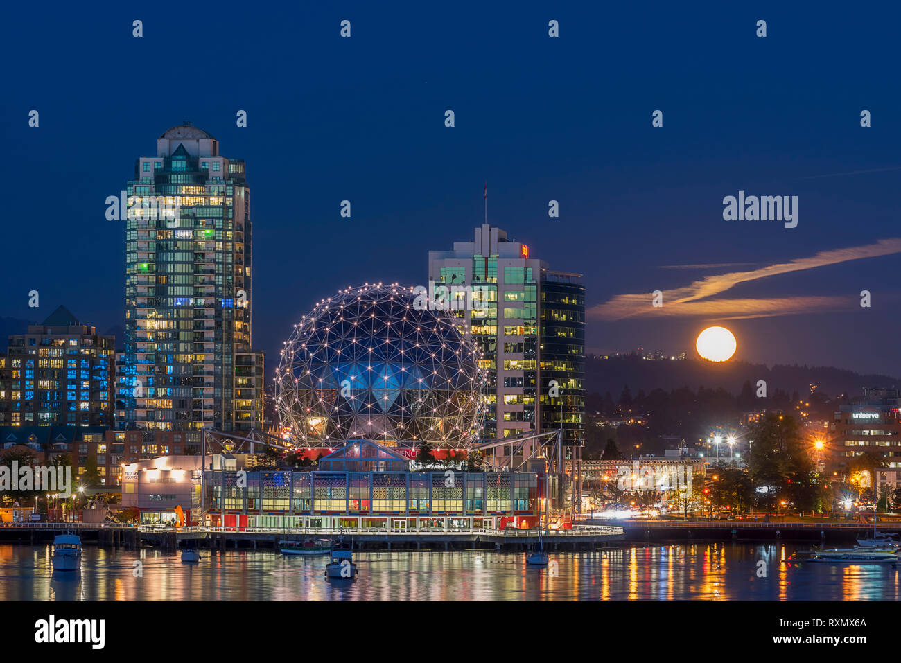 Die Harvest Moon steigt Neben der Wissenschaft Welt, False Creek, Vancouver, British Columbia, Kanada Stockfoto