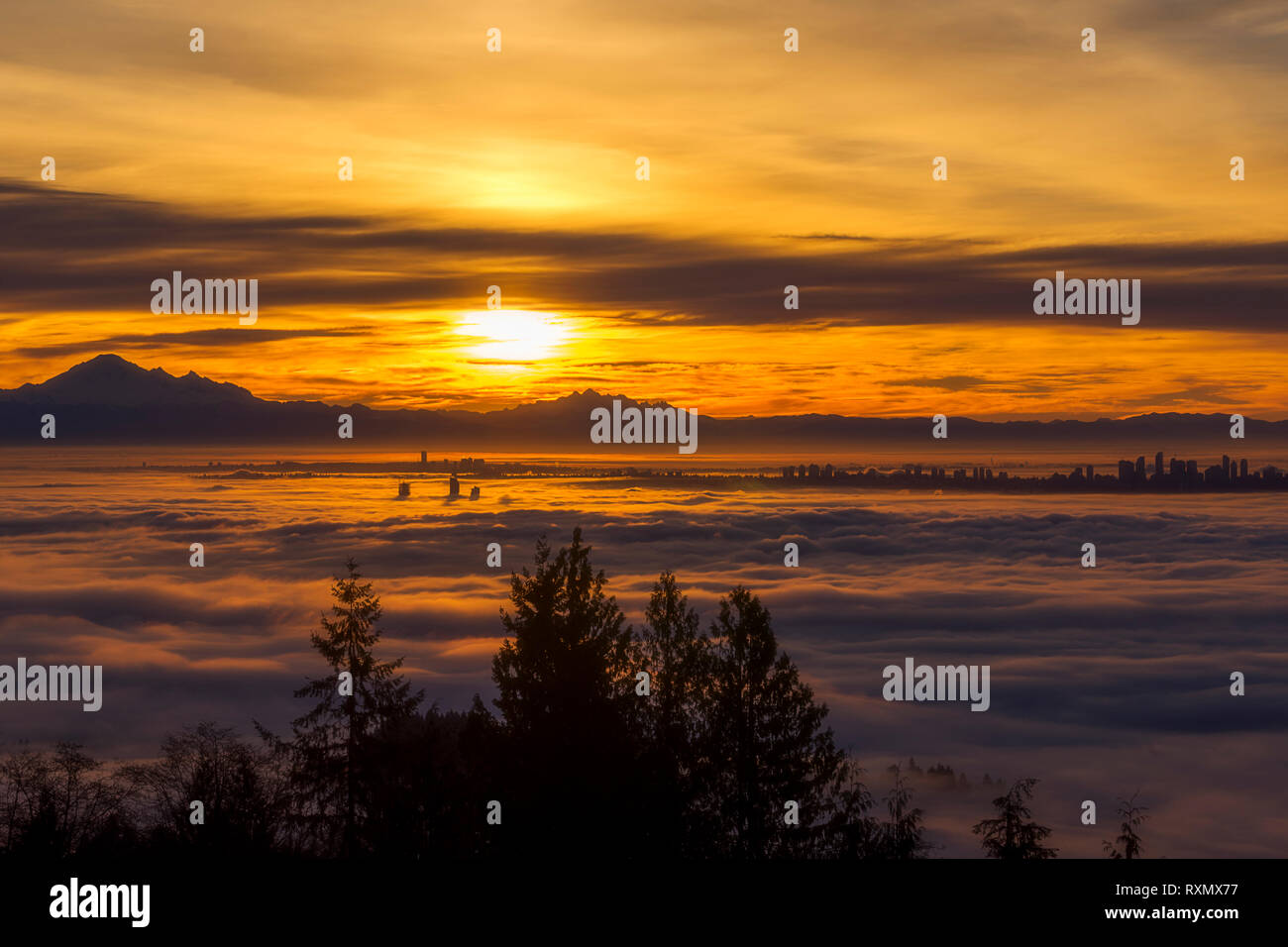 Sonnenaufgang über eine Cloud Inversion von Cypress Provincial Park, Vancouver, British Columbia, Kanada Stockfoto