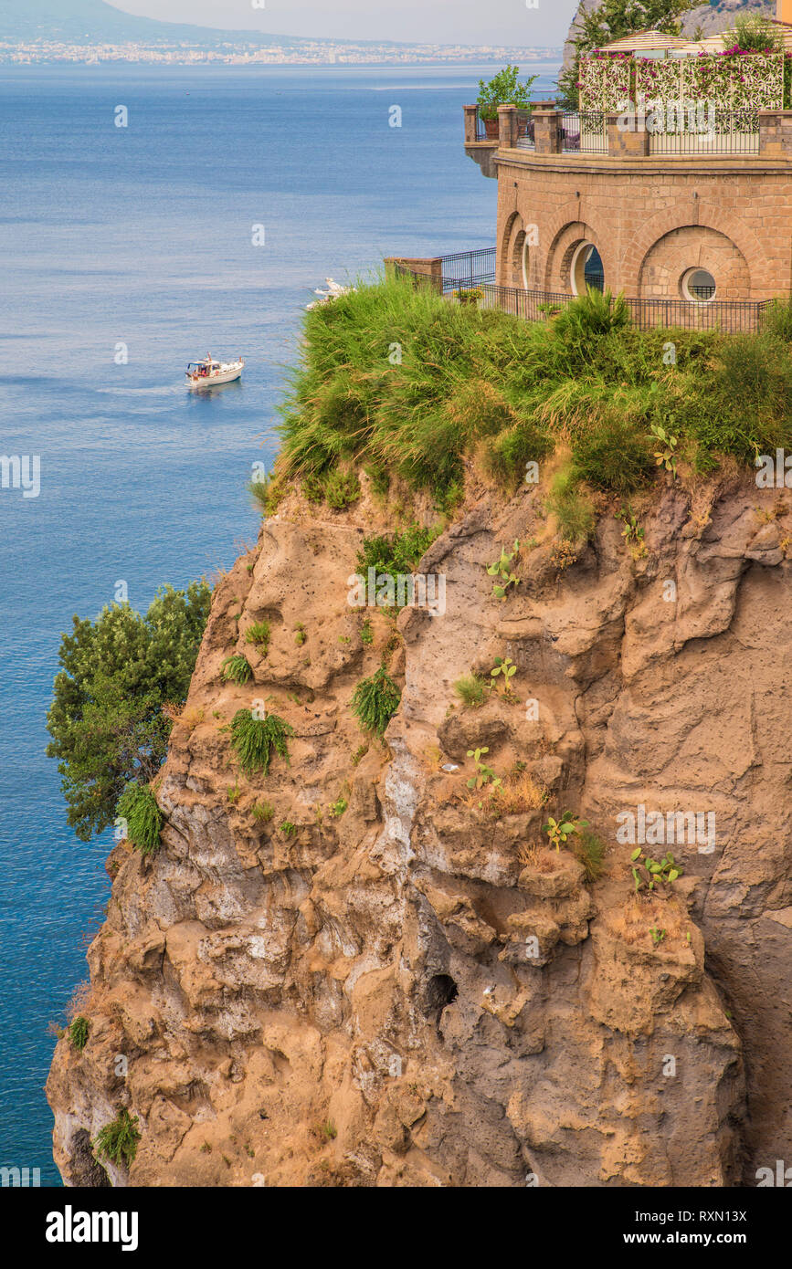 Neapel, Sorrent, Italien - 10 August, 2015: Blick auf das Meer mit der Schiffe und den Vesuv im Hintergrund. Ein grosser Felsen im Vordergrund und eine s Stockfoto