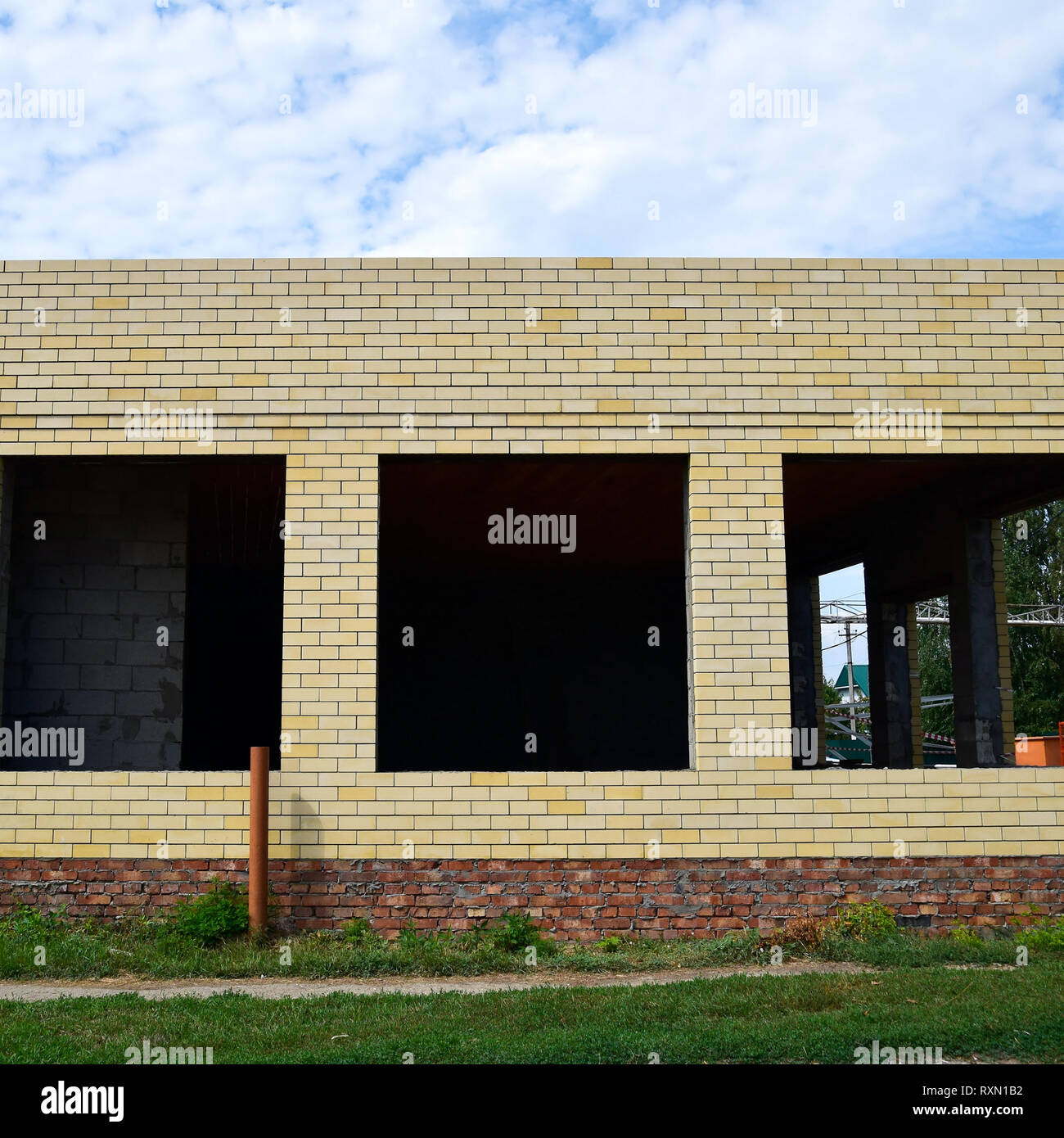 Haus im Bau aus gelben Ziegeln. Die Wände der eine unfertige Haus. Stockfoto