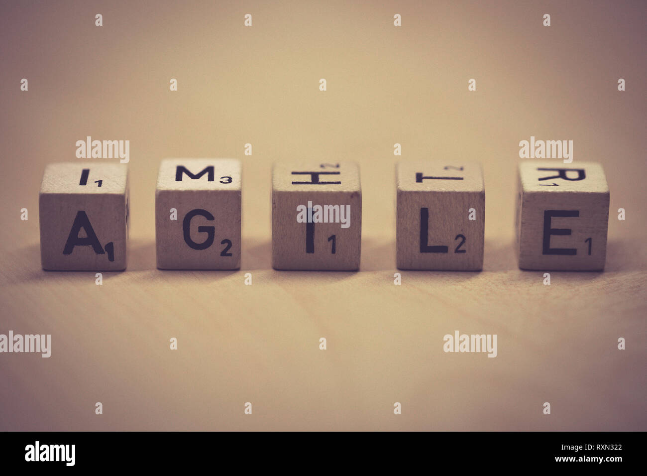 Holzwürfeln, die das Wort auf einem Tisch agile, Büro Stockfoto