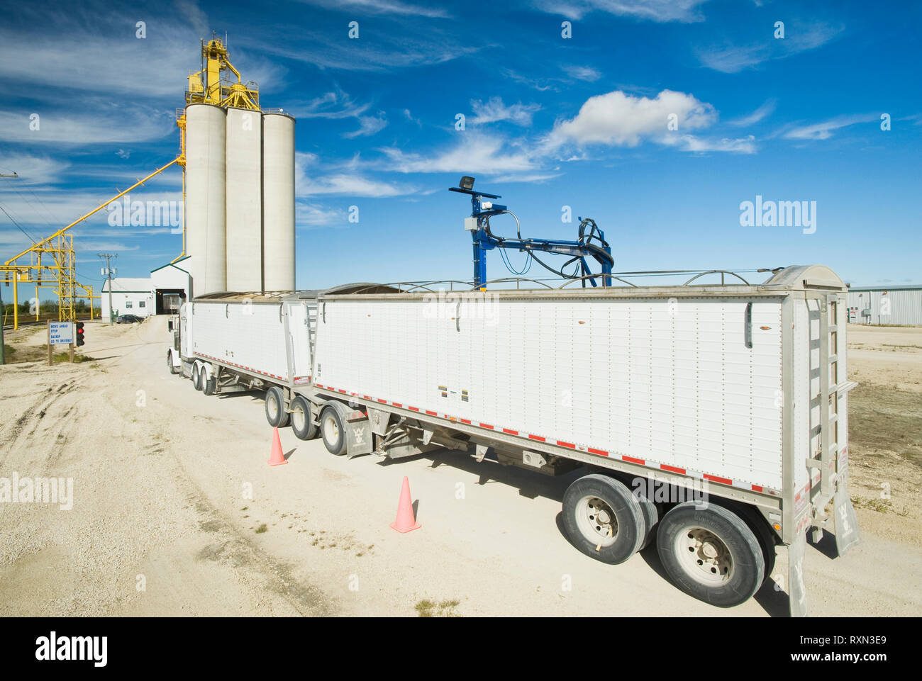 Eine Feuchtigkeit sonde Tests eine Last von Hafer in einer Farm Lkw an ein inländisches Getreide Terminal, in der Nähe von Rosser, Manitoba, Kanada Stockfoto