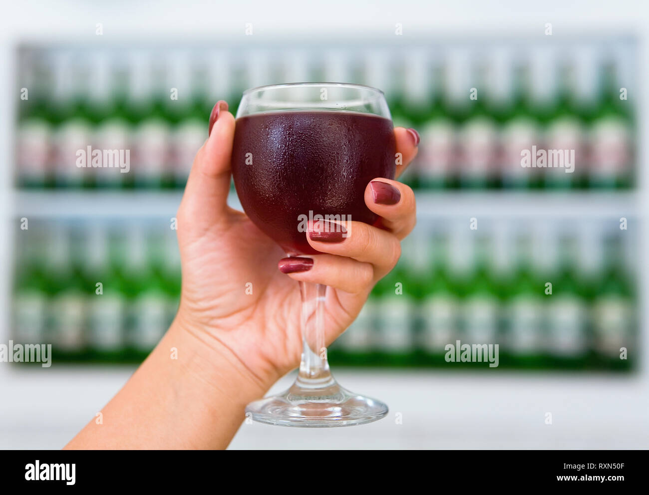 Ein Glas kühlen Wein in einem eleganten weibliche Hand. Lifestyle. Stockfoto