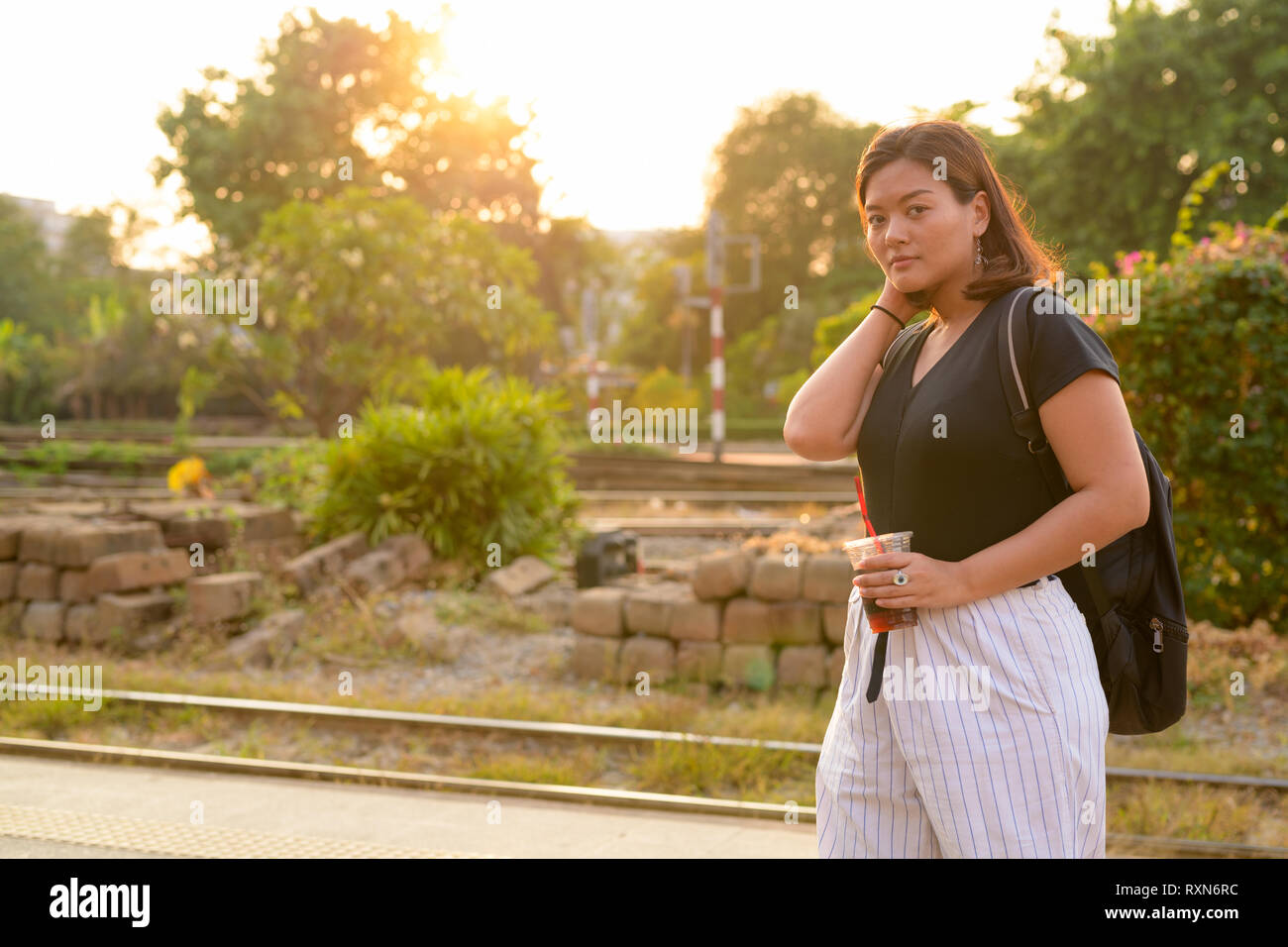 Junge Asiatische tourist Frau backpacker Holding Soda am Bahnhof Stockfoto