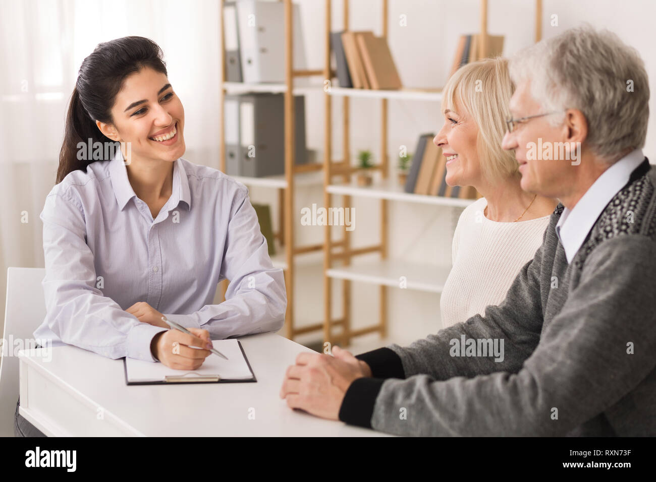 Senior paar Planung von Investitionen mit finanzieller Berater Stockfoto