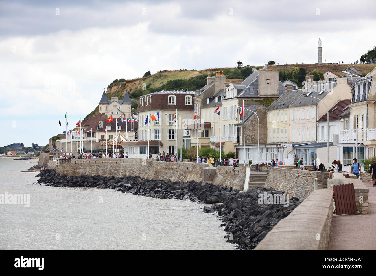 Wanderweg, am Rande des Wassers in der touristischen Stadt von Arromanches-les-Bains, die eine wichtige Rolle während der D-day Landungen im zweiten Weltkrieg, Normandie, Frankreich Stockfoto