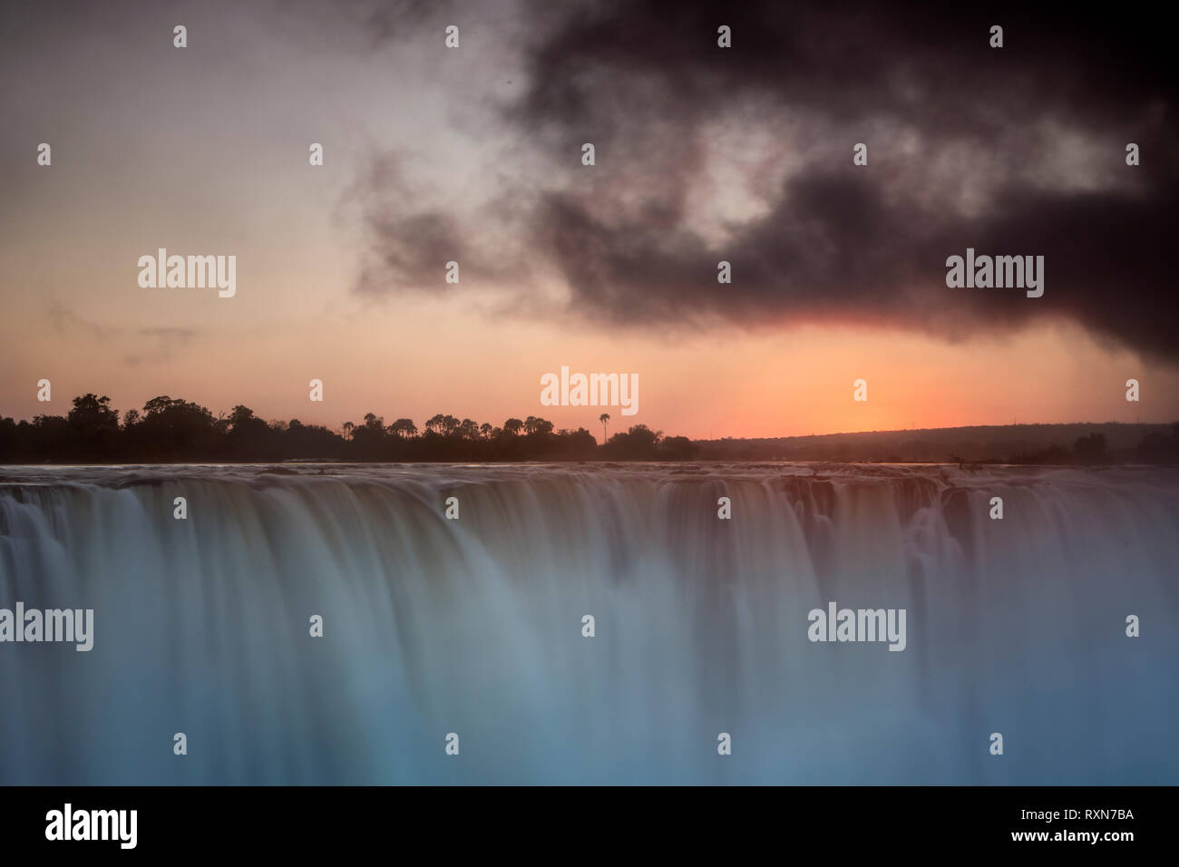 Schönen Sonnenaufgang über Victoria Falls, Simbabwe Stockfoto