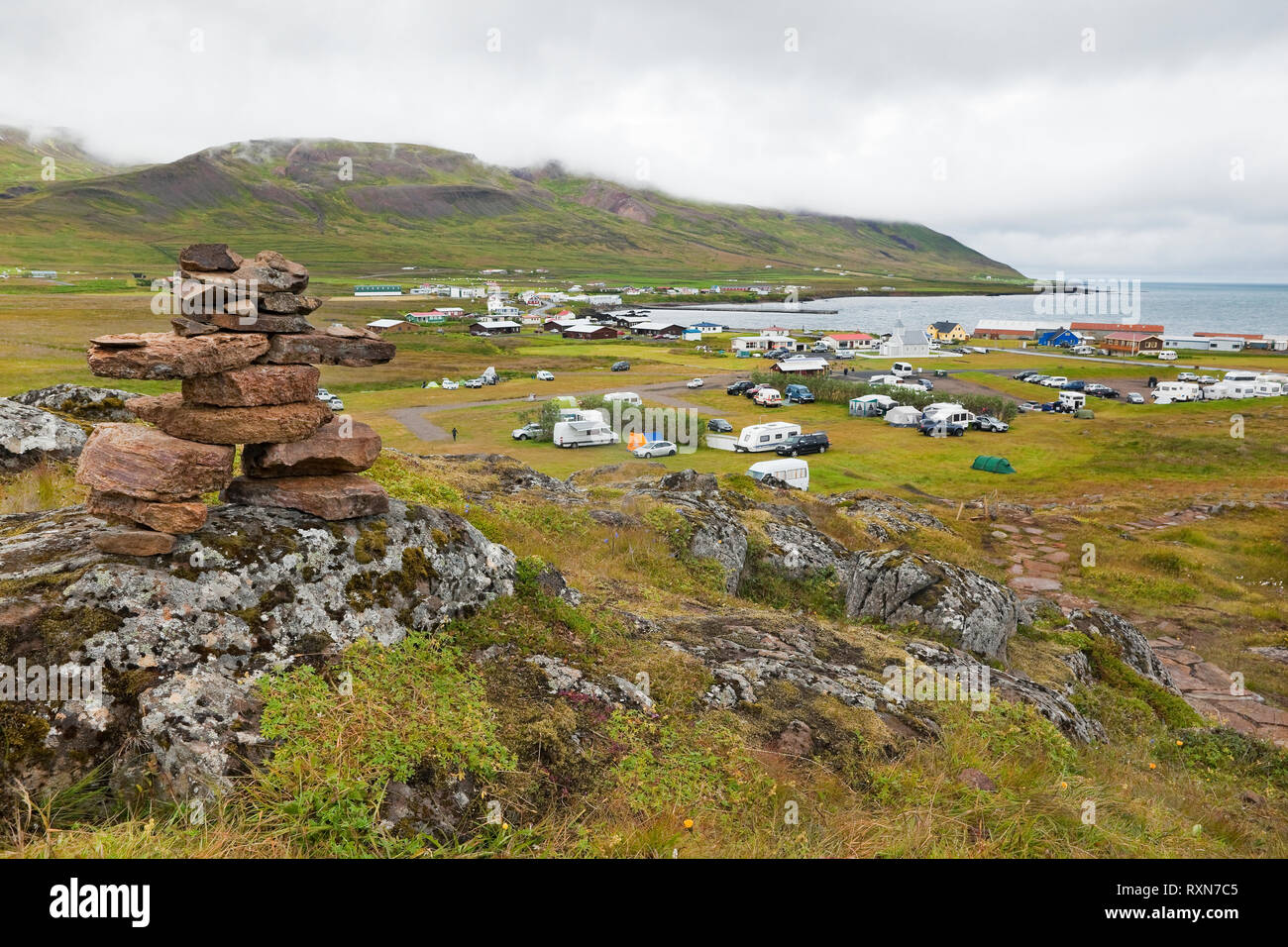 Inukshuk auf Alfaborg Hügel mit Blick auf den Campingplatz und das Dorf Borgarfjordur Eystri, Island Stockfoto