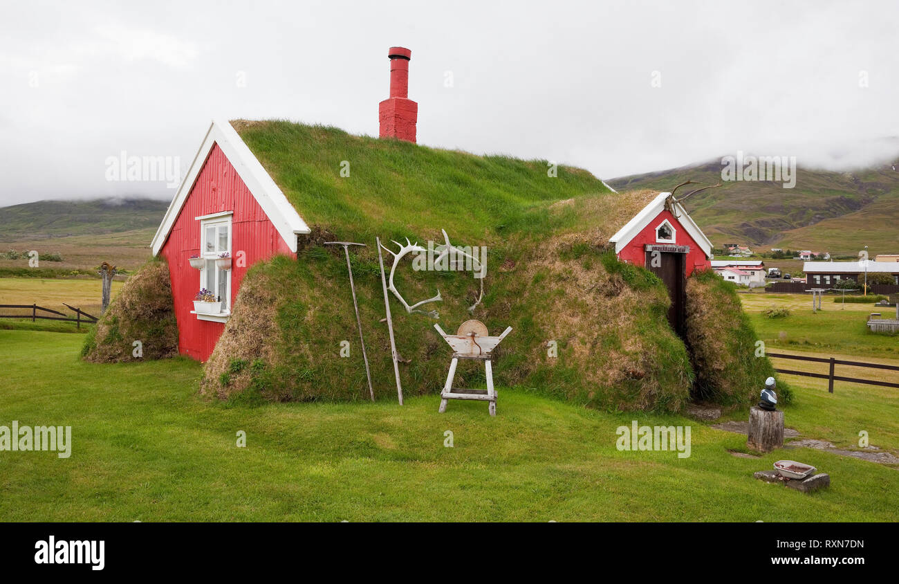 Die Lindarbakki Haus ist ein privat geführtes traditionelle Rasen in Borgarfjordur Eystri, Island entfernt Stockfoto