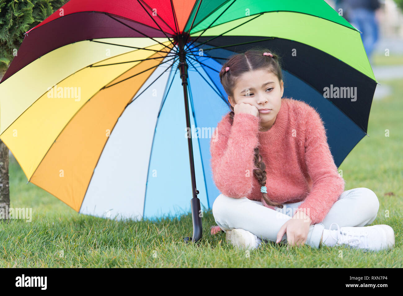 Herbst Depression. Feder Stil. depressive Stimmung im Herbst Regenwetter. Kleines Mädchen unter bunten Regenschirm müde. Bunten Regenschirm für wenig glücklich. Rainbow nach Regen. deprimiert. Stockfoto