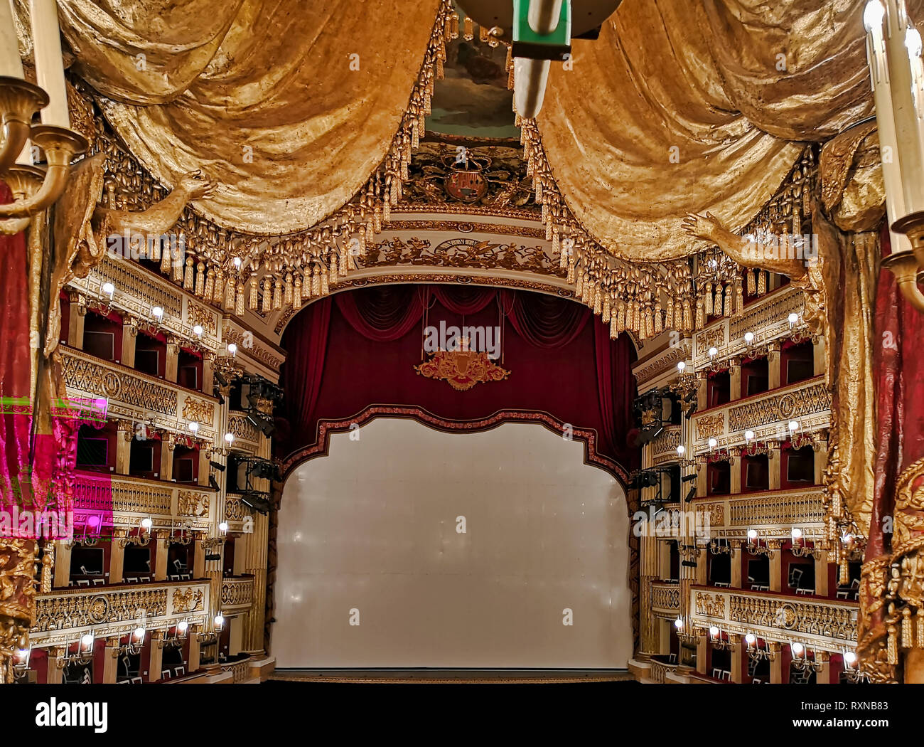 Neapel Kampanien Italien. Die Real Teatro di San Carlo (Königliches Theater von Saint Charles), seinen ursprünglichen Namen unter den Bourbon Monarchie, sondern heute bekannt als Stockfoto