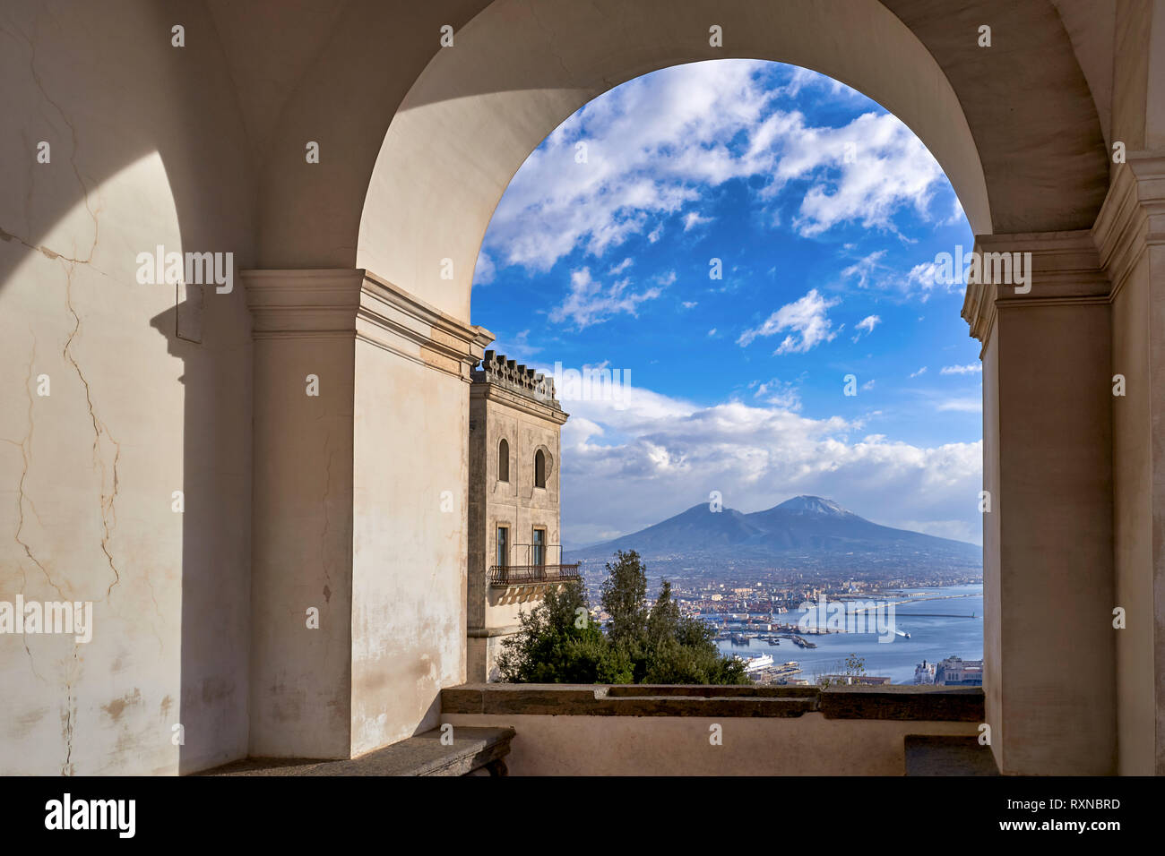 Neapel Kampanien Italien. Blick auf den Golf von Neapel und den Vesuv von der Certosa di San Martino (Kartause von St. Martin), einem ehemaligen Kloster Stockfoto