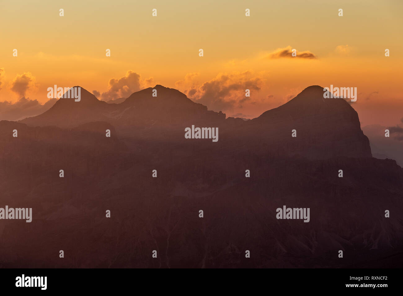 Profile der Tofane Berggipfel (Tofana di Rozes, Tofana di Mzzo, Tofana di Dentro). Sonnenaufgang auf den Dolden. Italienische Alpen. Europa. Stockfoto