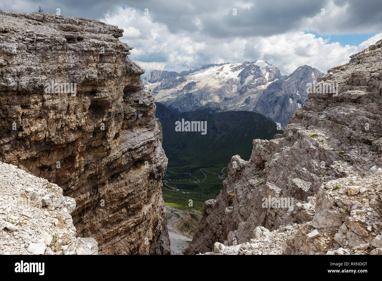 Sedimentgestein der Sella-Gruppe. Im Hintergrund das Marmolada-Massiv. Die Dolomiten. Italienische Alpen. Europa. Stockfoto