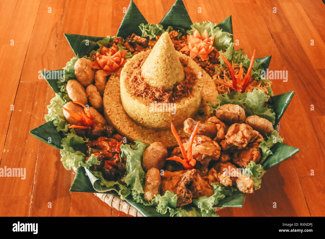 Traditionelle indonesische Küche Nasi Tumpeng zum Feiern. Stockfoto