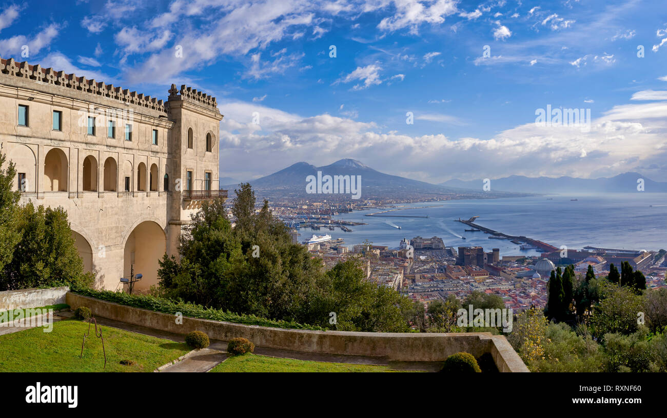 Neapel Kampanien Italien. Blick auf den Golf von Neapel und den Vesuv von der Certosa di San Martino (Kartause von St. Martin), einem ehemaligen Kloster Stockfoto