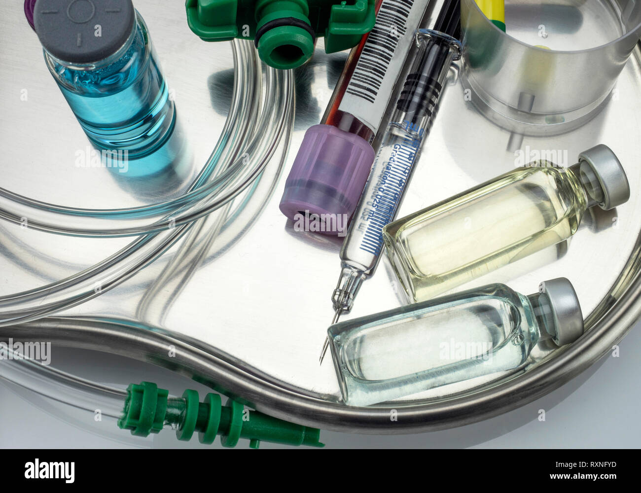 Mehrere Durchstechflaschen mit verschiedenen Medikamenten im Krankenhaus, konzeptionelle Bild Stockfoto