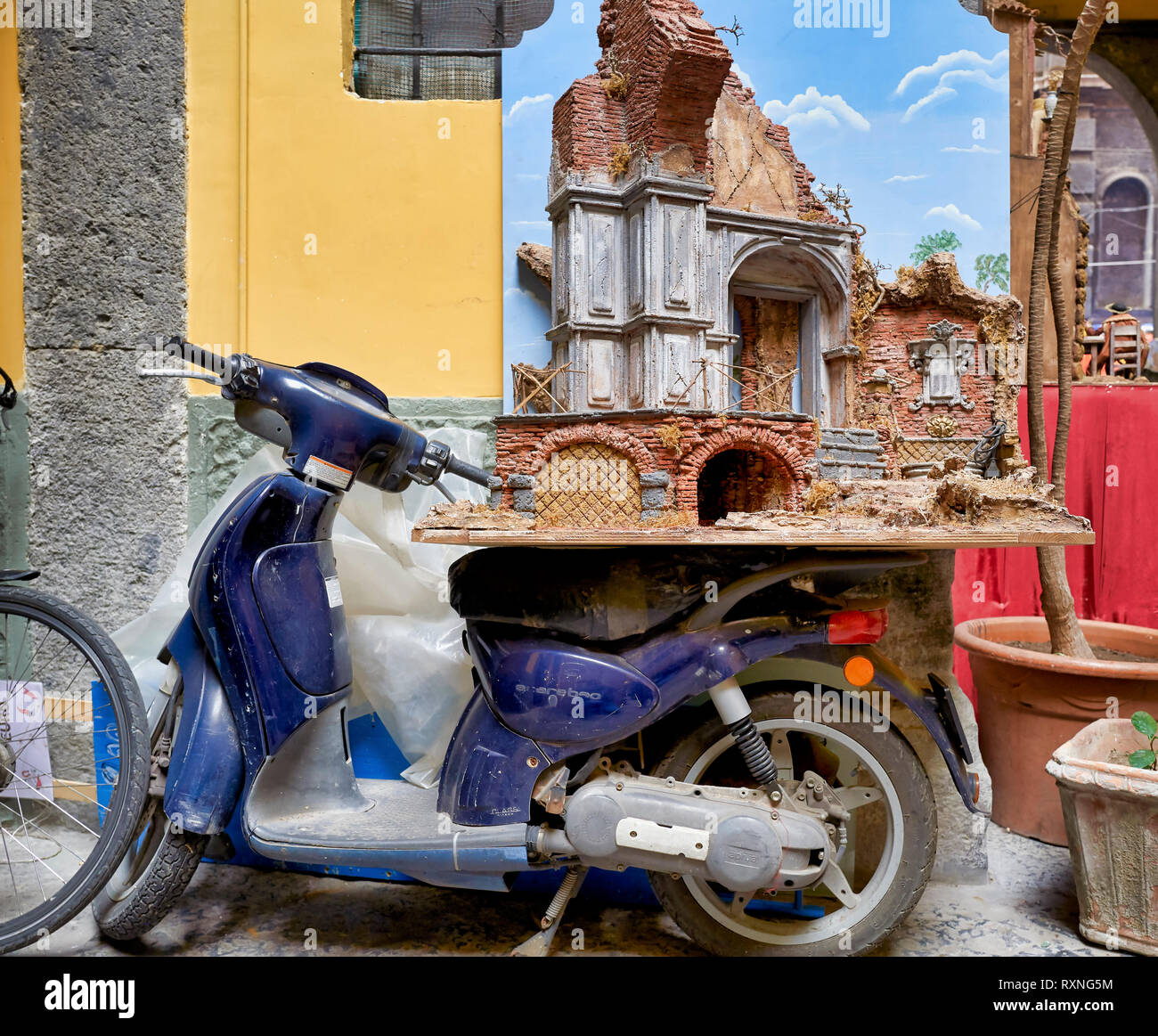 Neapel Kampanien Italien. Weihnachten Krippe, montiert auf einem Motorrad Motorrad in einem Handwerklichen Workshop in der Via San Gregorio Armeno Stockfoto