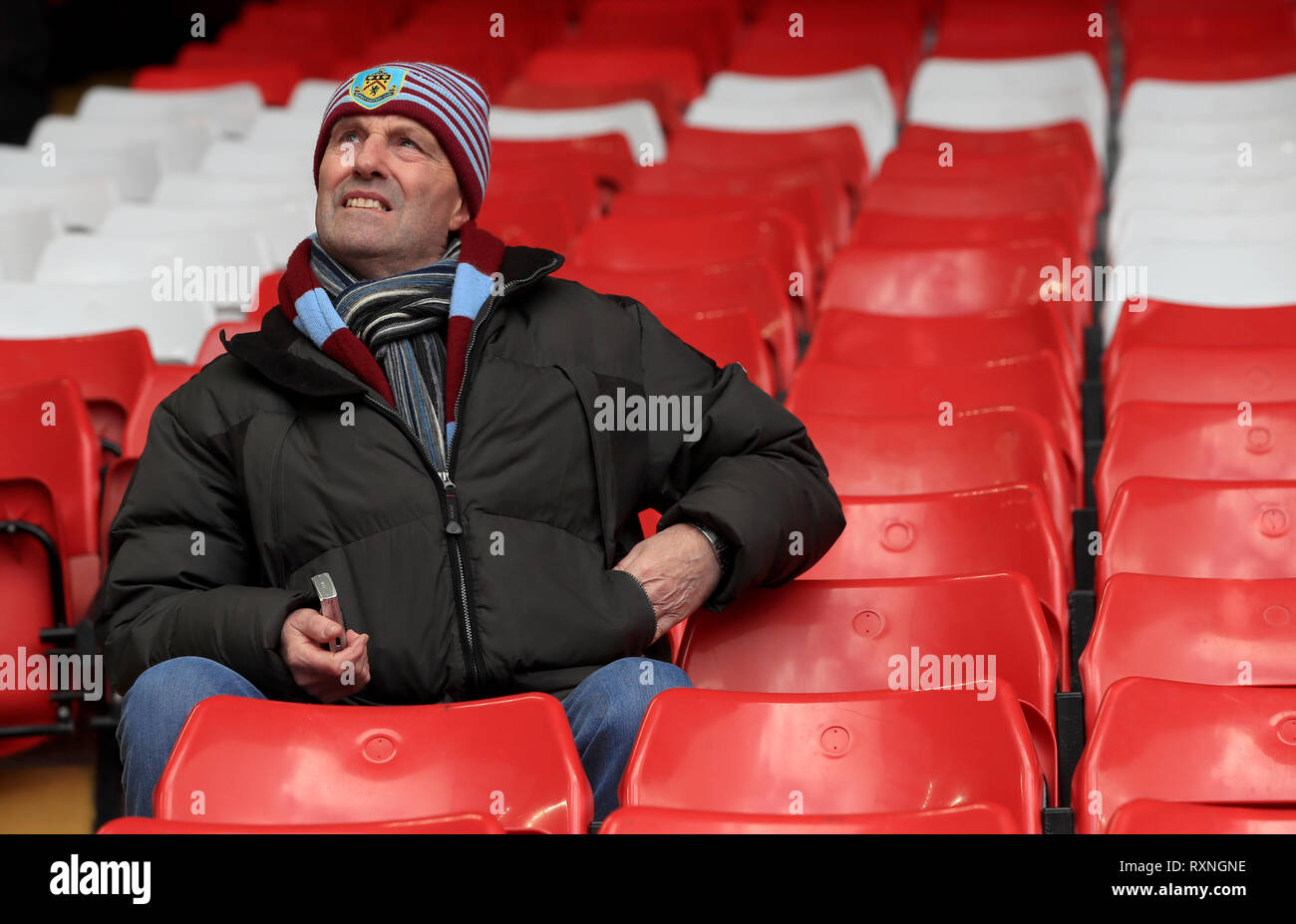 Ein burnley Lüfter im steht vor der Premier League Match in Liverpool, Liverpool. Stockfoto