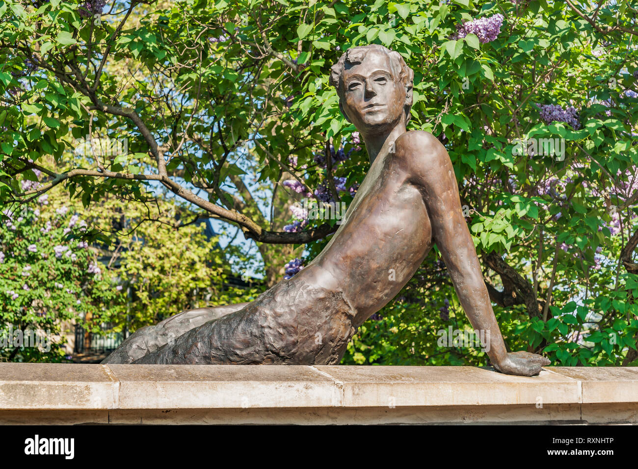 Eine Figur aus Bronze wurde von der ungarischen Künstler Matthias Varga 1999 zeigt Erich Kaestner als kleiner Junge, Dresden, Sachsen, Deutschland, Europa Stockfoto