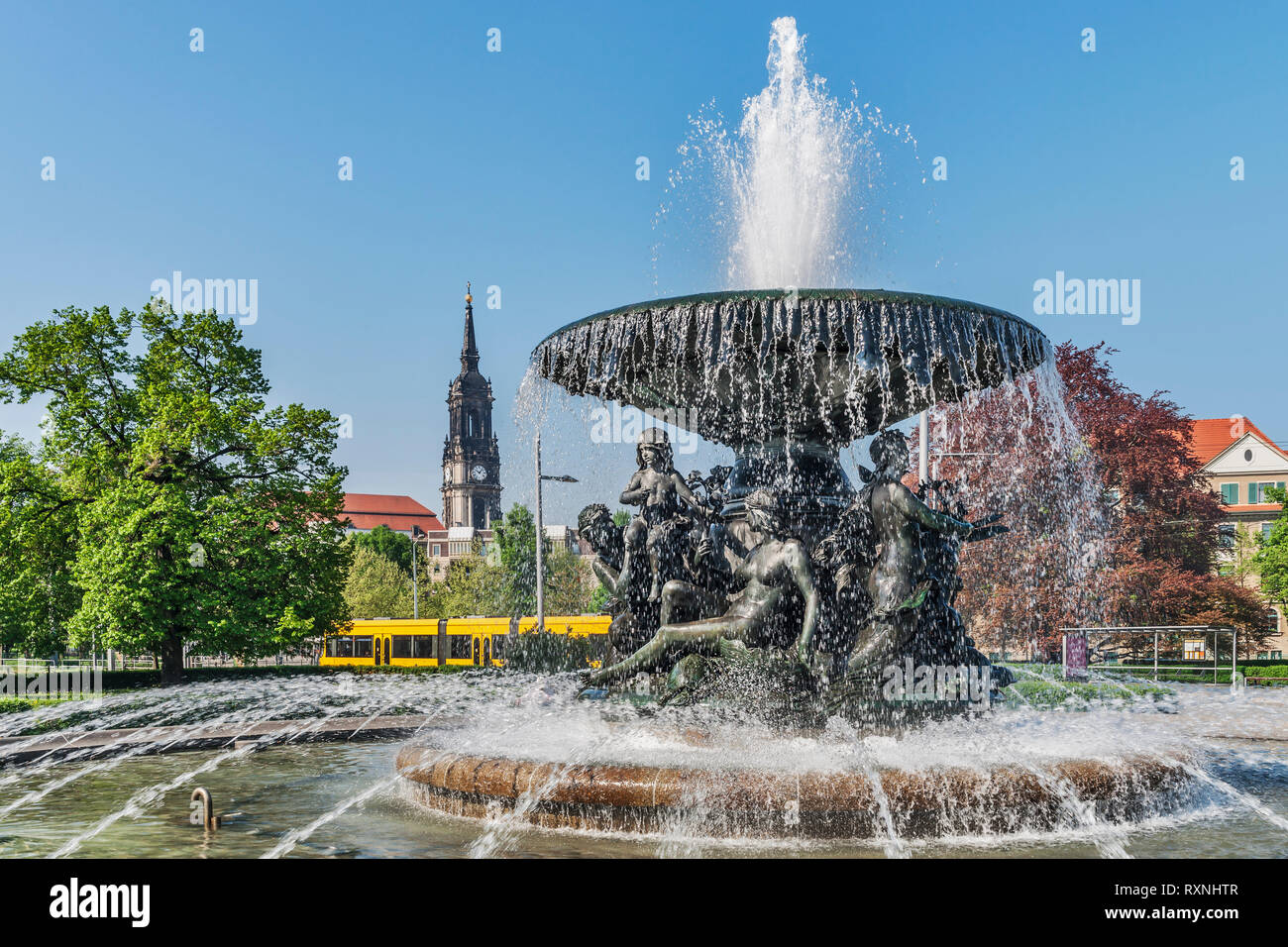 Der Brunnen Stille Wasser ist am Albertplatz entfernt. Es wurde im Jahr 1894 von Robert Diez erbaut. Im Hintergrund ist der Dreikoenigskirche (drei - König Chur Stockfoto