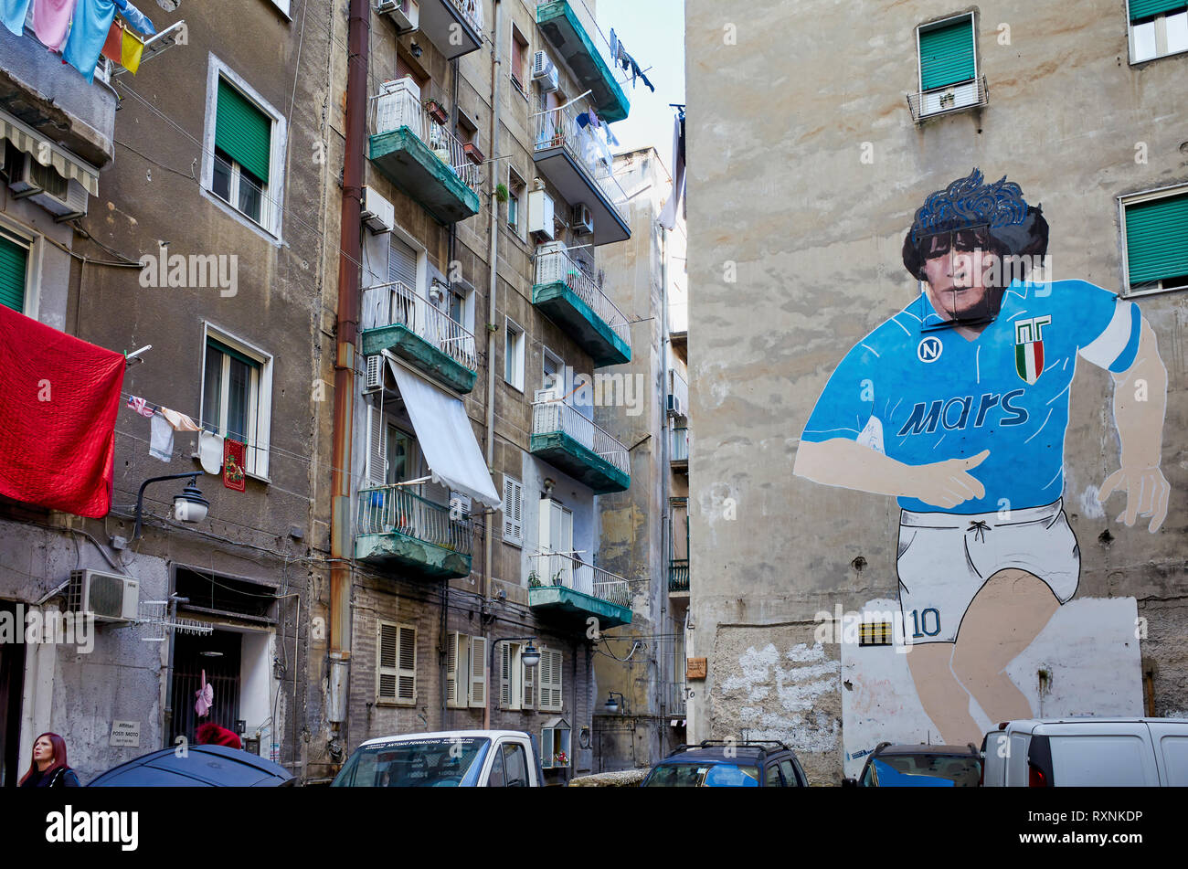 Neapel Kampanien Italien. Anlässlich des zweiten Scudetto von Neapel, in den 90er, das Wandbild von Maradona ist in der Quartieri Spagnoli entfernt Stockfoto
