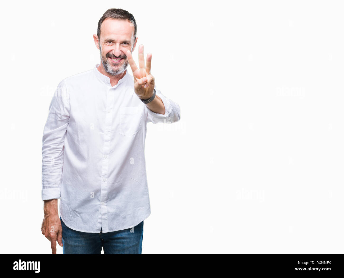 Mittleres Alter hoary älterer Mann über isolierte Hintergrund angezeigt und zeigen mit den Fingern Nummer drei, während lächelte zuversichtlich und fröhlich. Stockfoto