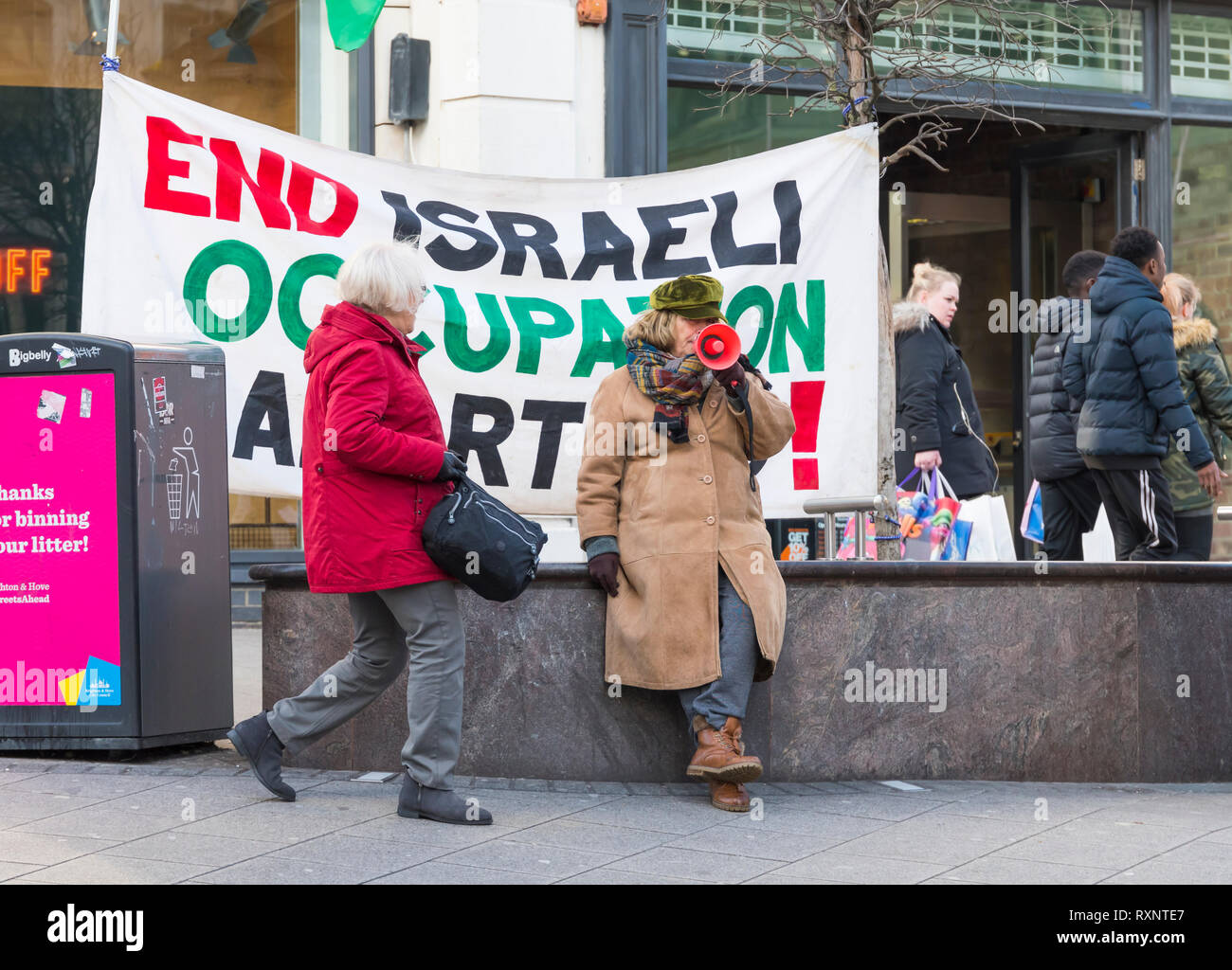 BHPSC Demonstranten in Brighton (East Sussex, UK) Protest gegen militärische israelische Besatzung der palästinensischen Gebiete. Stockfoto