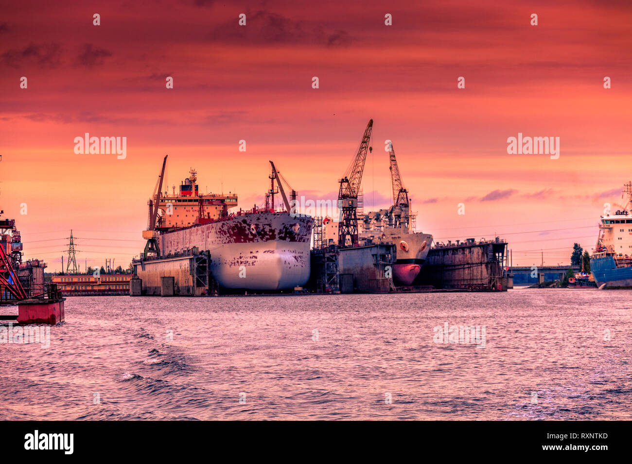 Zwei große Schiffe in trockenen Reparatur Dock für Wartung Stockfoto