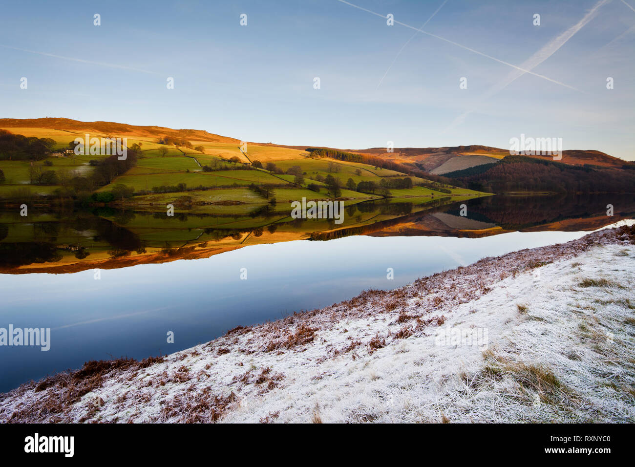 Wechsel der Jahreszeiten, zwei Welten in Ladybower Reservoir, Peak District Stockfoto