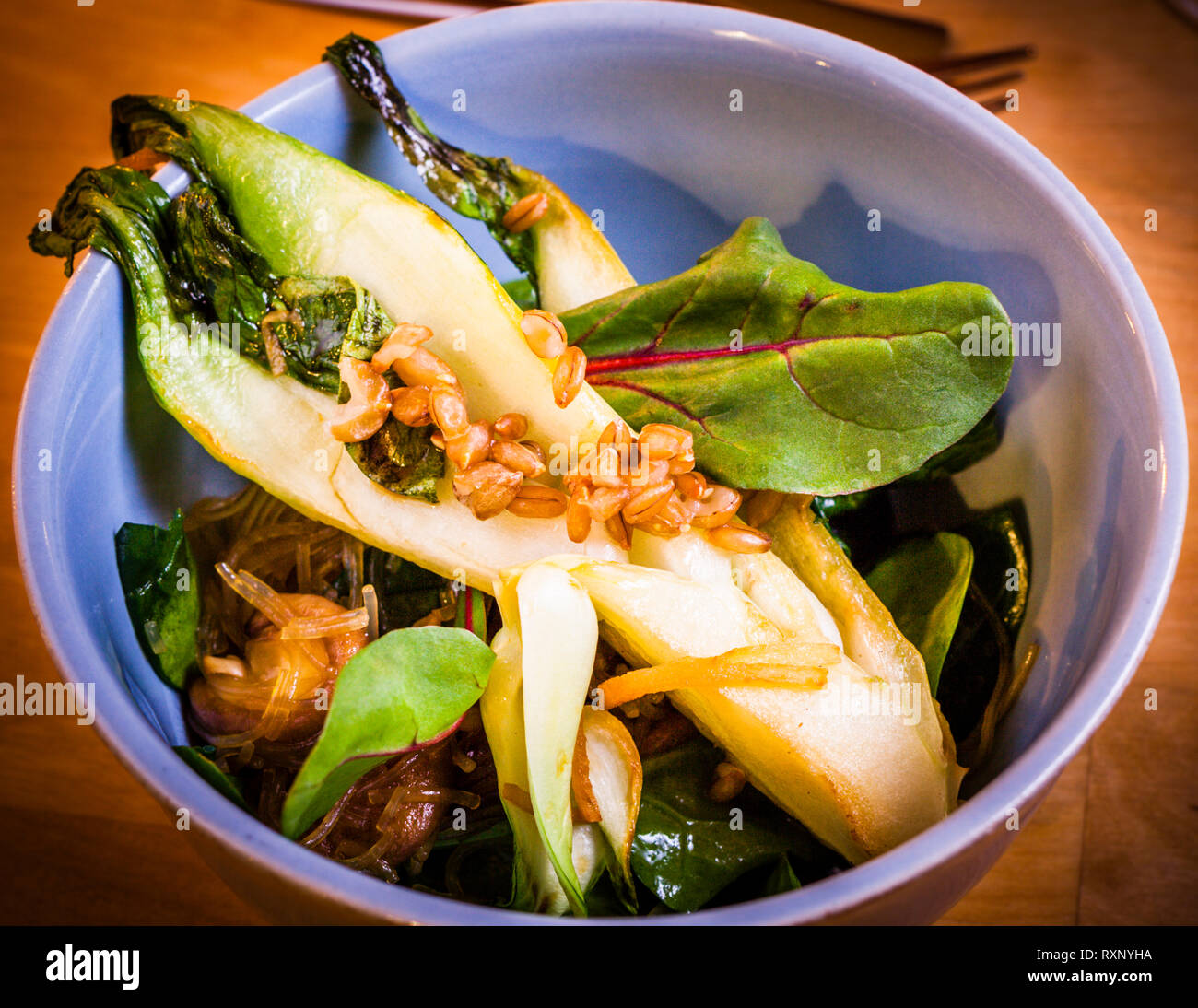 Das wechselnde Tagesmenü umfasst immer asiatisch inspirierte Gerichte wie Glasnudeln mit Sojasauce, Ingwer, Weizen, Lammsalat und pak Choi. Abendessen im Hotel Kavaliershaus, Fincken, Deutschland Stockfoto