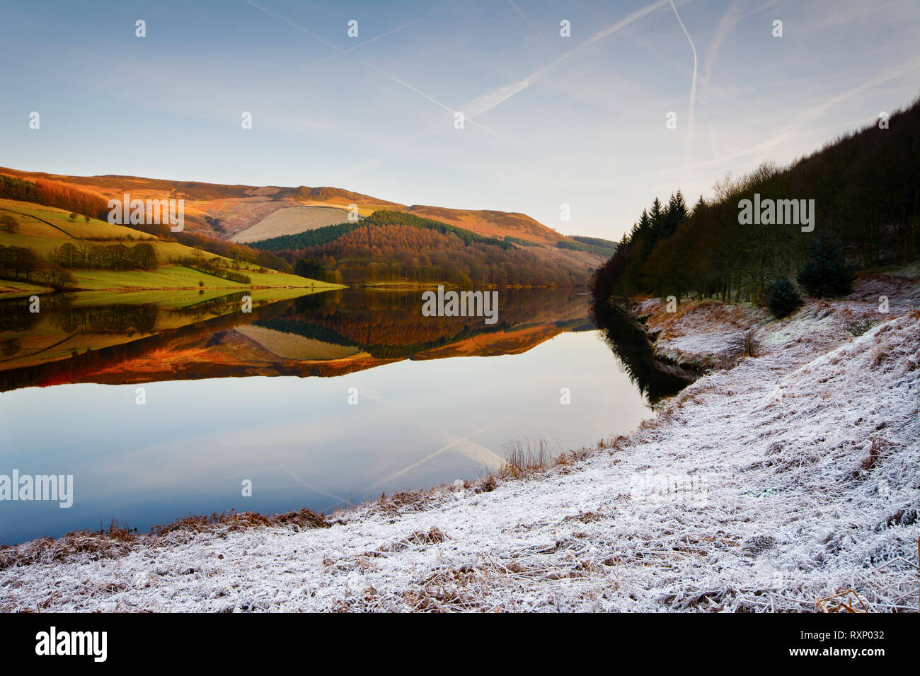 Wechsel der Jahreszeiten, zwei Welten in Ladybower Reservoir, Peak District Stockfoto