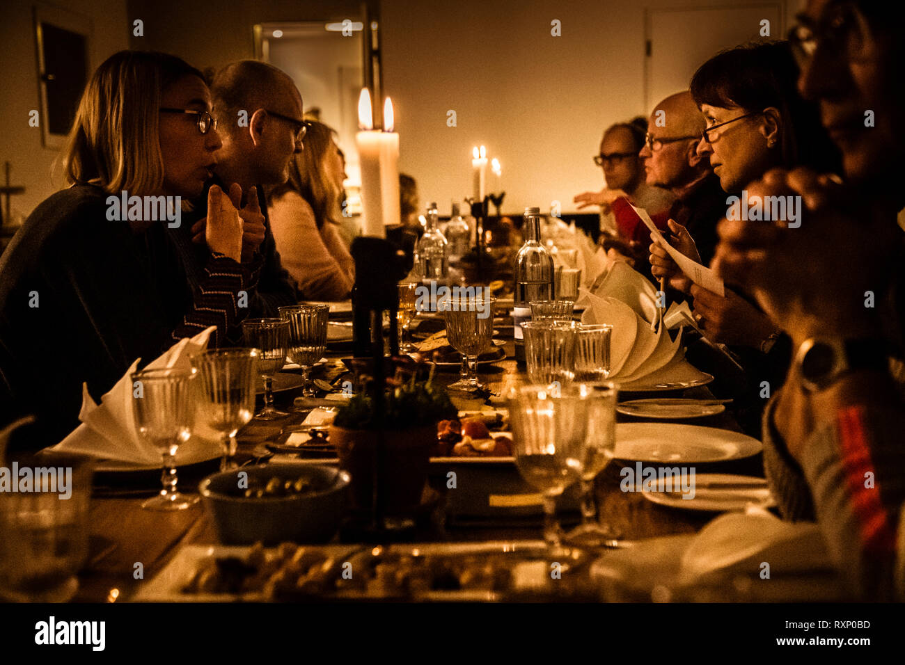 Die Scheune des Kavaliershauses Schloss Blücher wird jede Woche zum Treffpunkt für ein Essen am langen Tisch. Abendessen im Hotel Kavaliershof in Fincken, Deutschland Stockfoto