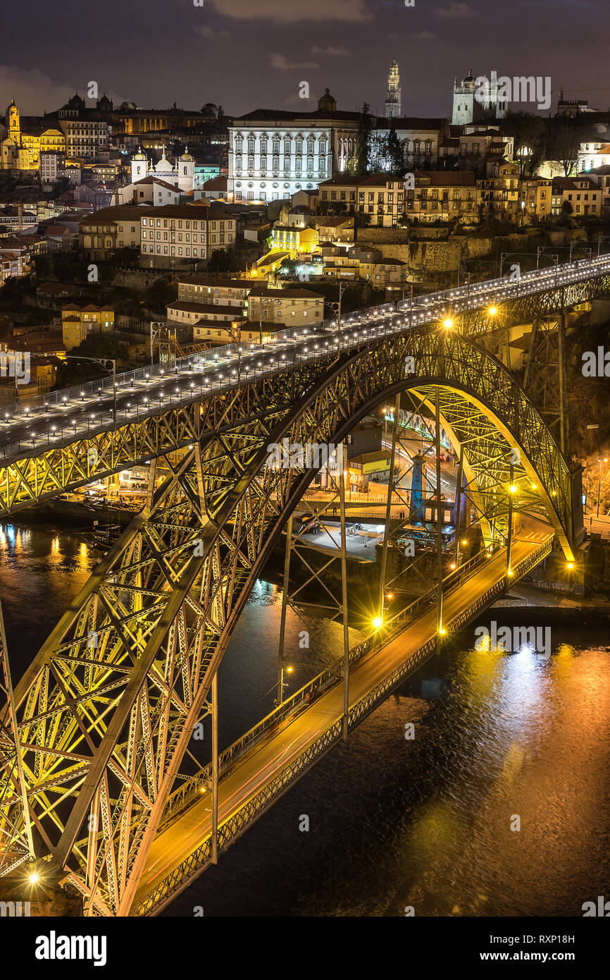 Blick über die Dom Luis Brücke zu Riberia in Porto, Portugal Stockfoto