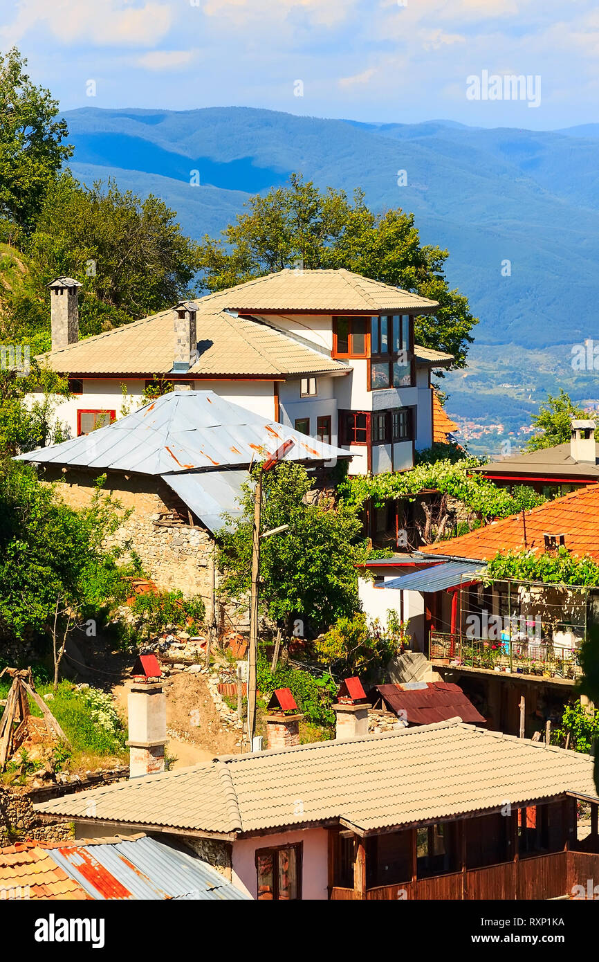 Antenne Panorama der hohen Berg bulgarischen Dorf oder selo Delchevo. Bulgarien Stockfoto
