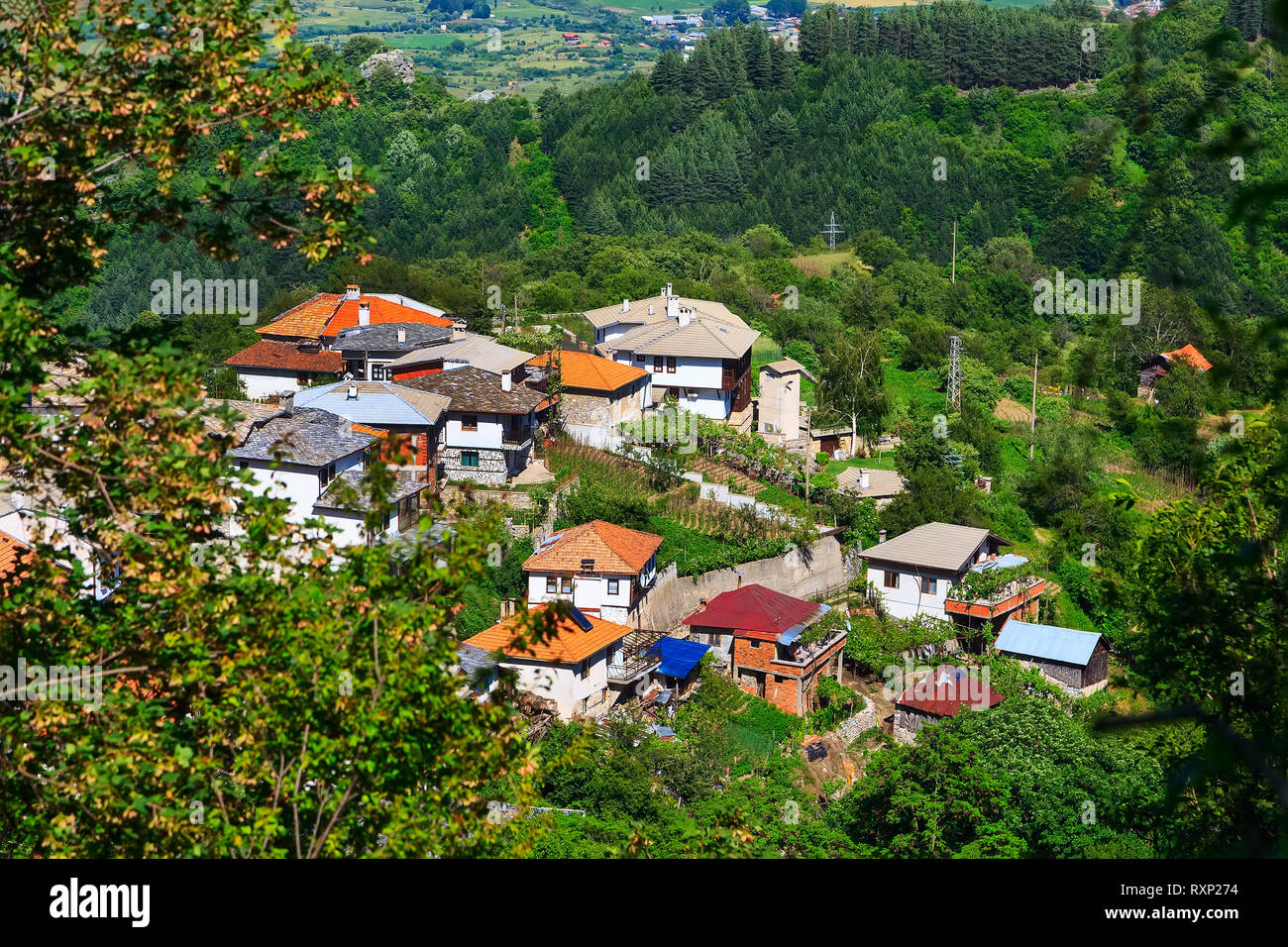 Antenne Panorama der hohen Berg Dorf oder selo Delchevo. Bulgarien, Balkan Stockfoto