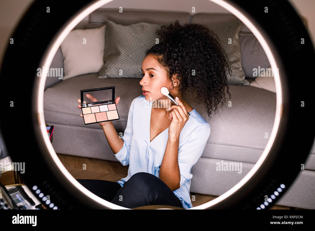 Frau Schönheit vlogger Aufnahme eines Make-up Tutorial auf Kamera mit Ringlicht Stockfoto