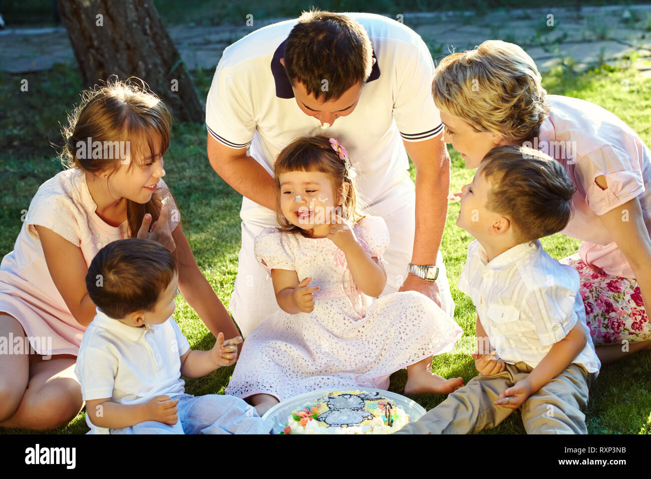 Gerne verspielt Familie im Freien. die Eltern mit den Kindern im Sommer. Mama, Papa und Kinder Stockfoto