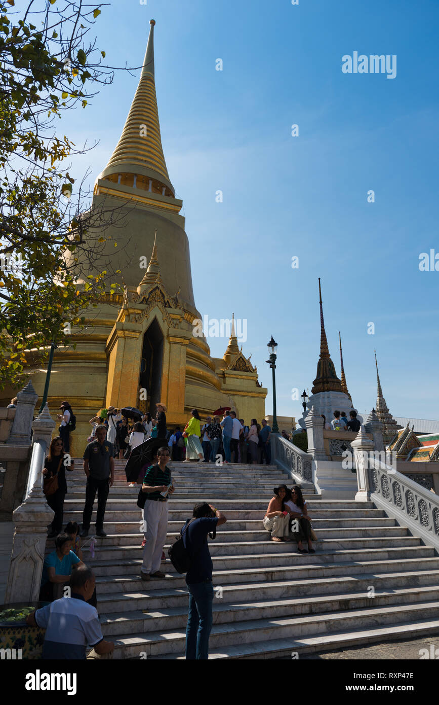 Touristen in der Nähe von Phra Si Rattana Chedi im Emerald Budda Tempel, Bangkok, Thailand Stockfoto
