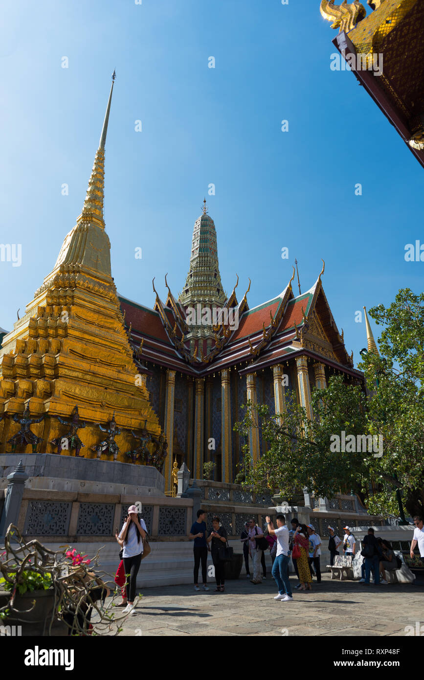 Touristen, die sich in der smaragdgrünen Budda Tempel, Bangkok, Thailand Stockfoto