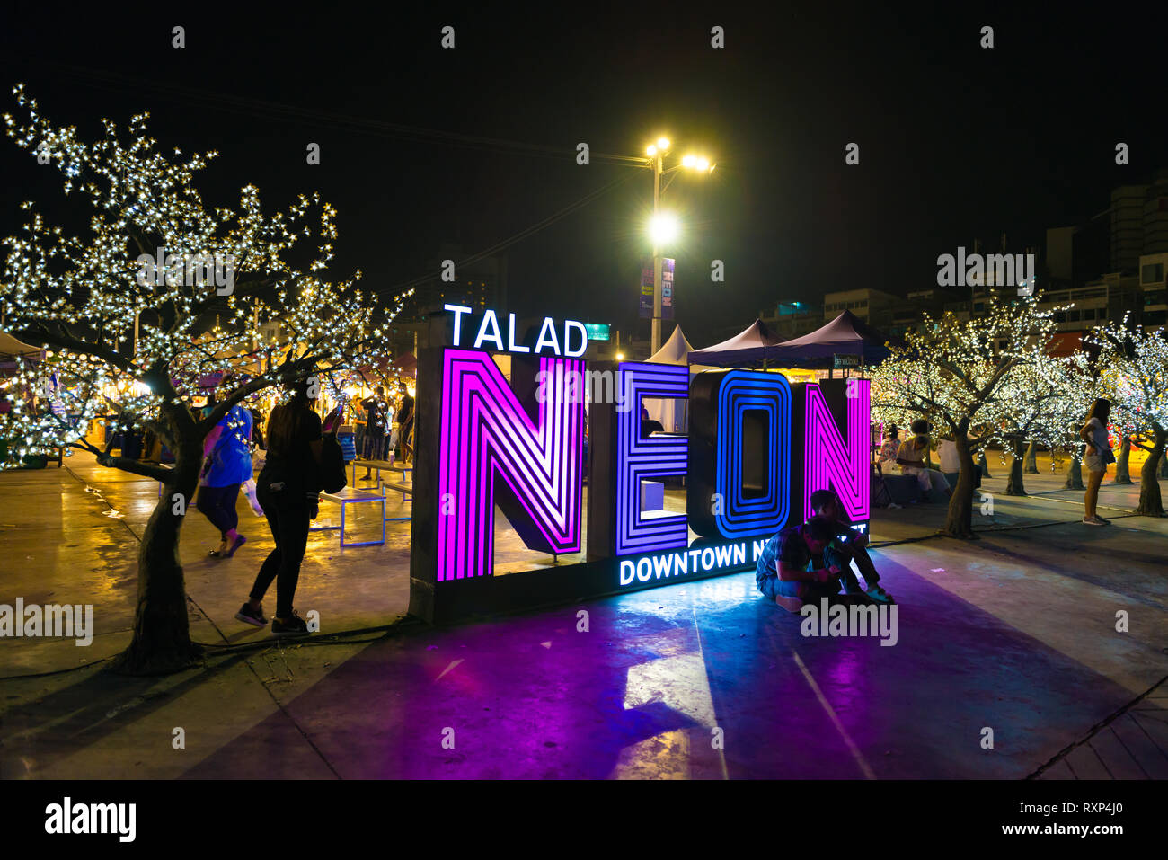 Neon Seufzer in der Nähe vom Nachtmarkt in Bangkok Nana Plaza, Thailand Stockfoto