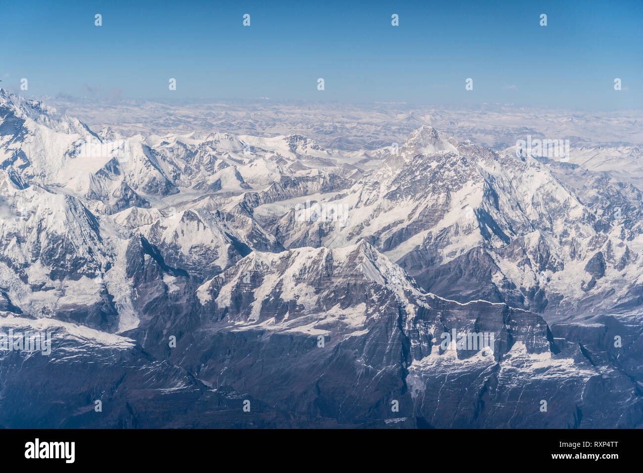 Luftaufnahme der schneebedeckten Himalaya Berg in Nepal von einer Ebene an einem sonnigen Tag Stockfoto
