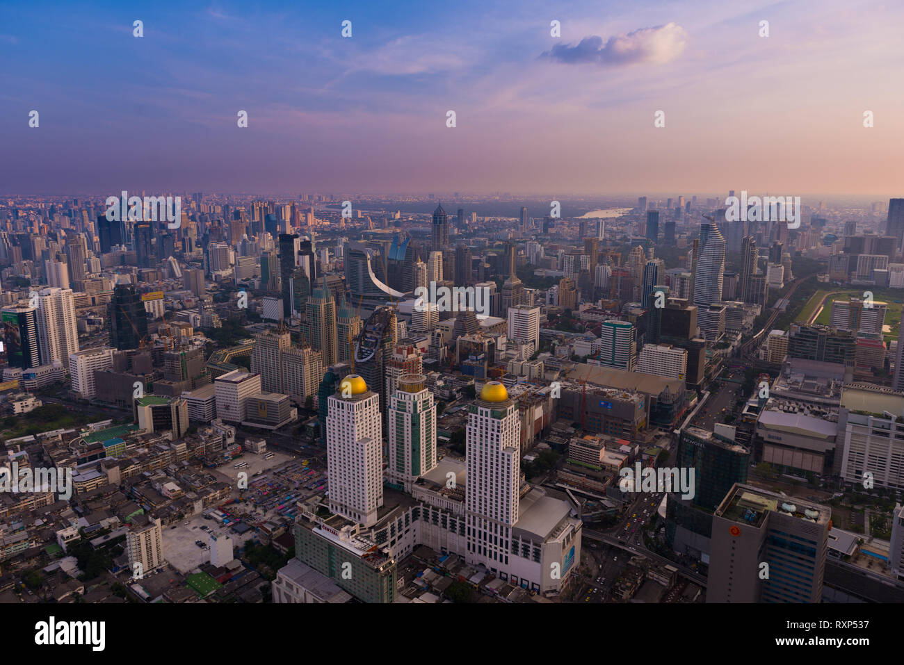 Luftaufnahme von Bangkok Innenstadt mit Wolkenkratzern und nächtliche Märkte Stockfoto
