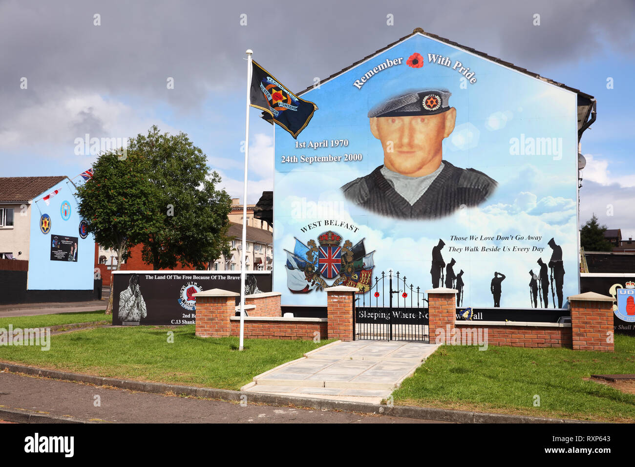 Politische Wandgemälde zum Gedenken an Ulster Defence Association Commander Stephen McKeag, die für viele brutale Morde an Katholiken und Republikaner während der 'Probleme', Hopewell Crescent, Belfast, Nordirland verantwortlich war. Stockfoto